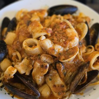 Linguine with mussels, clams and seafood in tomato sauce
